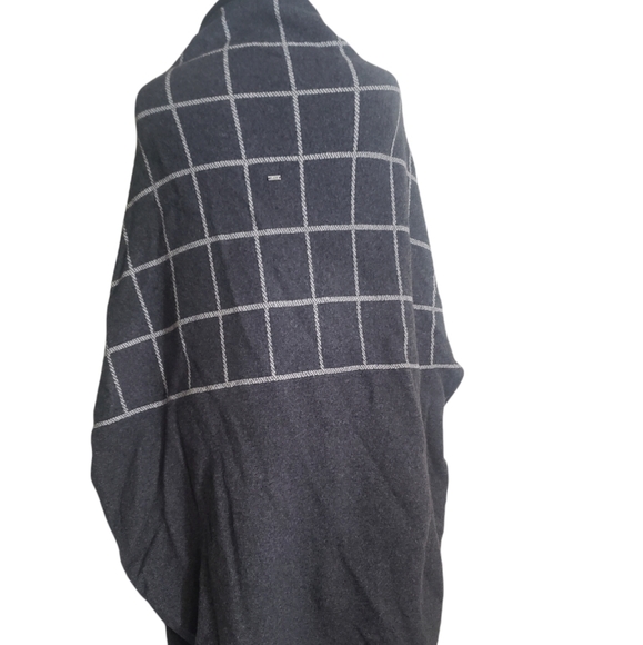 ST. John Wool Poncho With Lamb Leather Trim. - Picture 2 of 11